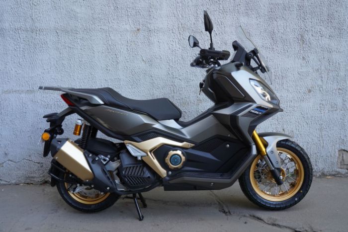 Скутер Motosuper Adviser 180 Light Grey (темно серый) + Gold rims, арт. MADVYC020LEH1