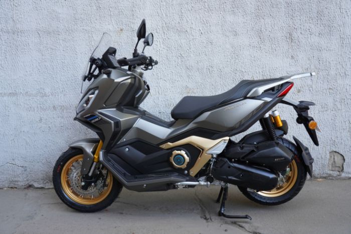 Скутер Motosuper Adviser 180 Light Grey (темно серый) + Gold rims, арт. MADVYC020LEH1